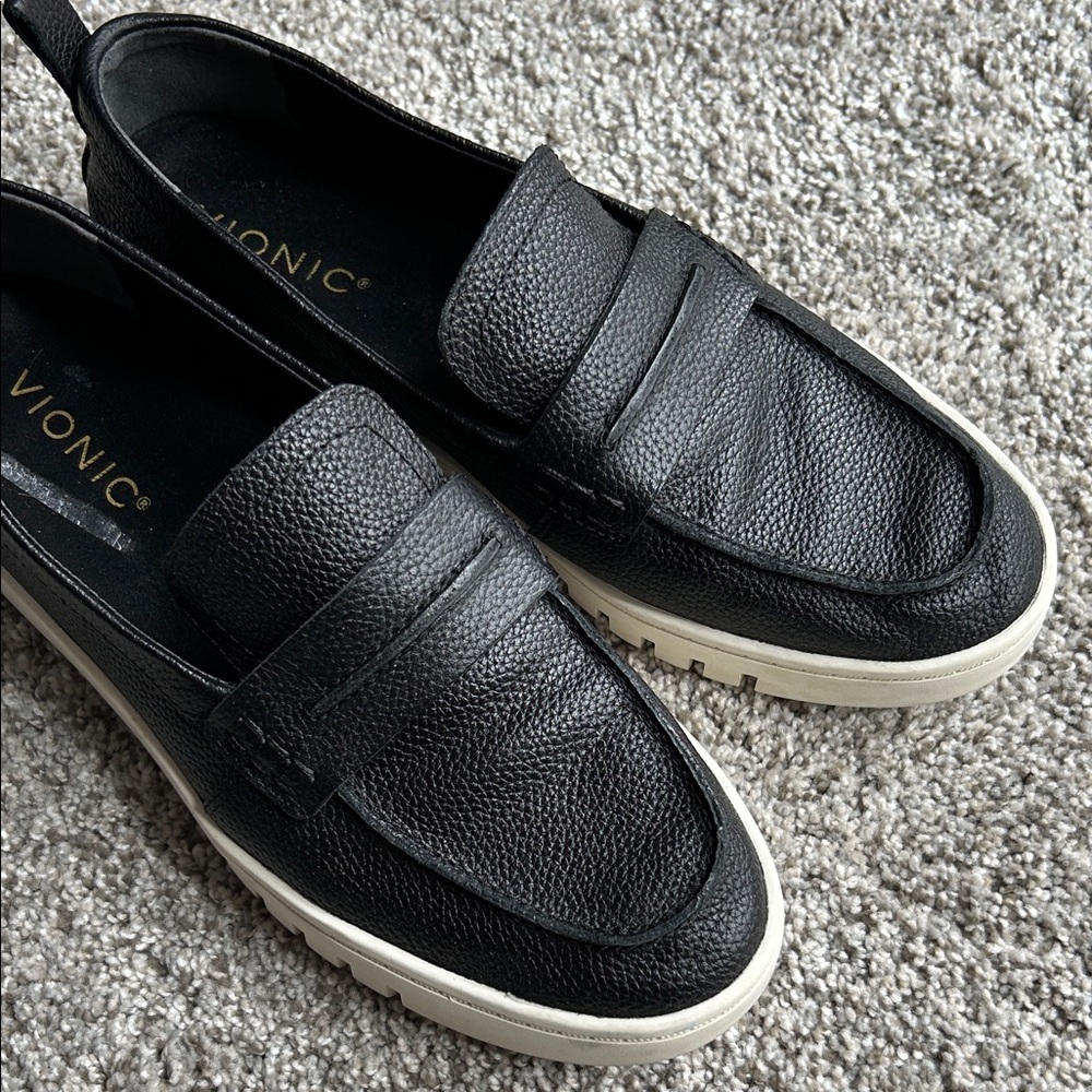 Vionic Women's Black and Cream Loafers